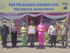 Persit KCK Koorcab Rem 071, Persit KCK Cabang XVI Dim Banyumas, Persit KCK Ranting 2 Yonif 405 dan Bhayangkari Cabang Kota Banyumas Berbagi Kasih Kepada Petugas dan Relawan Pospam Lebaran