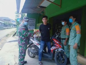 Tekan Penyebaran Penyebaran Covid 19 Babinsa Koramil 410-06/Kedaton Bagikan Masker Gratis Kepada Warga