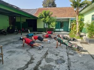 Jaga Kebugaran Tubuh, Anggota Koramil 02/Banjarsari Laksanakan Senam Pagi Dilanjutkan Lari Bersama