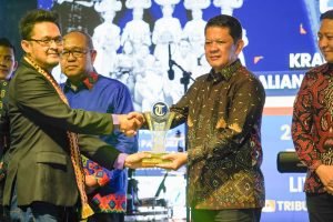 Pj Bupati Tubaba Terima Penghargaan TTG dari Tribun Lampung Awards