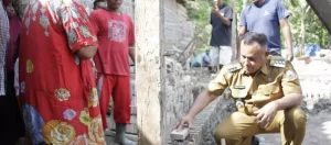 Bedah Rumah Warga Desa Kecamatan Palas Lewat Program Geserbu, Bupati Lampung Selatan Lakukan Peletakan Bata Pertama