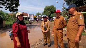 Kreatifitas Kominfo Lamsel Tanggapi Informasi Negatif Jalan Rusak