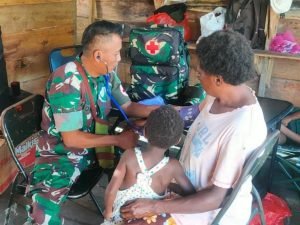 Layanan Kesehatan Keliling, Wujud Kepedulian Satgas TMMD untuk Warga Kampung Pigapu