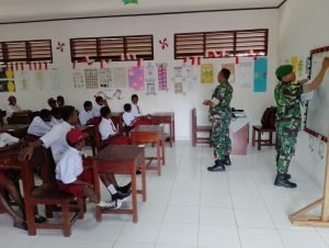 Anggota Personil Satgas TMMD Kenalkan Metode Matematika Gasing di SDN Pigapu