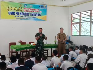 Babinsa Koramil Kuala Kencana Berikan Materi Wawasan Kebangsaan kepada Siswa-Siswi SMK dalam Masa MPLS