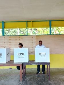 Bupati Keerom Lakukan Pencoblosan di TPS 001 Kampung Workwana