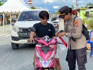 Polwan Polres Keerom Bagikan Bendera dan Stiker, Bangkitkan Semangat Nasionalisme Warga