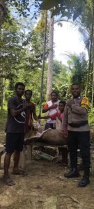 Dukung Pembangunan Rumah Ibadah, Bhabinkamtibmas Wambes Serahkan Bantuan kepada Jemaat GKI Tigris