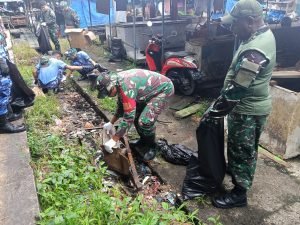 Kodim 1710/Mimika Bersama Satuan TNI-POLRI dan Masyarakat Gelar Kegiatan Karya Bakti Pembersihan Lingkungan Pasar