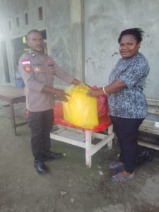 Dukung Semangat Atlet Muda, Kapolsek Web Serahkan Bantuan Kostum ke Kontingen Distrik Web