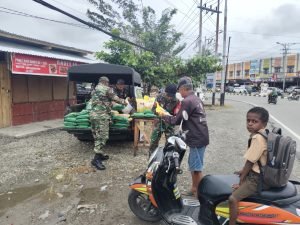 Jaga Kestabilan Harga Beras, Para  Babinsa dari Kodim 1710/Mimika Bekerja Sama dengan Perum BULOG Terus Menjual Beras SPHP
