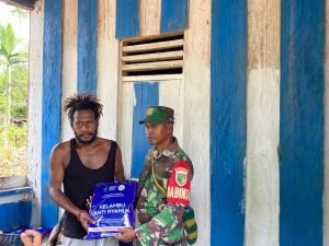 Peduli Kesehatan Warga Binaan, Babinsa Koramil 1710-06/Agimuga Dampingi Nakes Bagikan Kelambu Berinsektisida