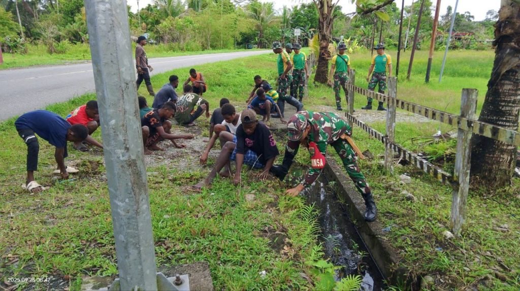 Wujudkan Lingkungan yang Bersih dan Rapih, serta Mencegah Bencana Banjir Babinsa Koramil Mapurujaya Gelar Karya Bakti Bersih Selokan