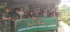 Babinsa Gedong Air Bersama Masyarakat Salurkan Bantuan untuk Warga Korban Angin Puting Beliung