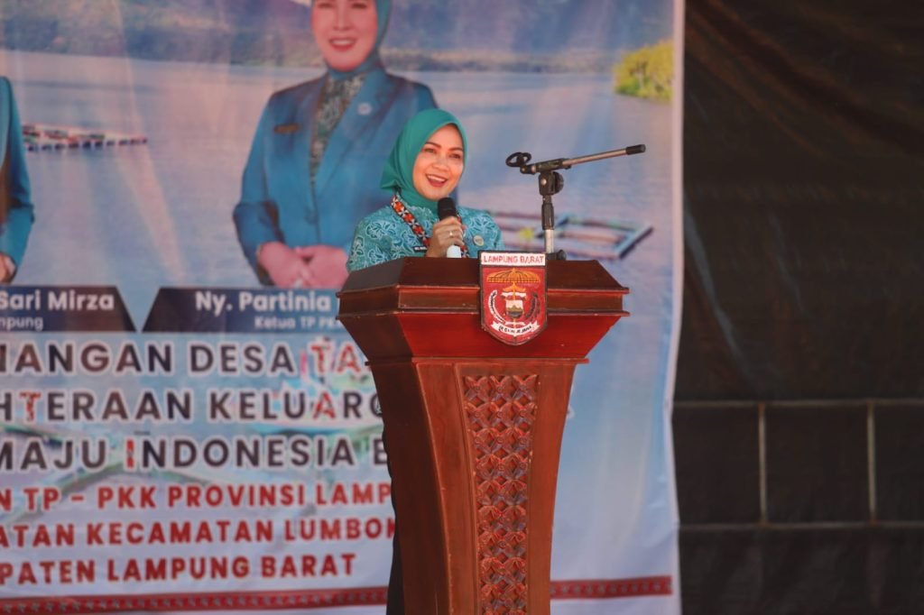 Didampingi Bupati Parosil dan Macik Partinia, Ketua TP PKK Provinsi Lampung Canangkan Desa TAPIS di Lumbok Seminung: Serahkan Sejumlah Bantuan Sosial dan Ekonomi Produktif