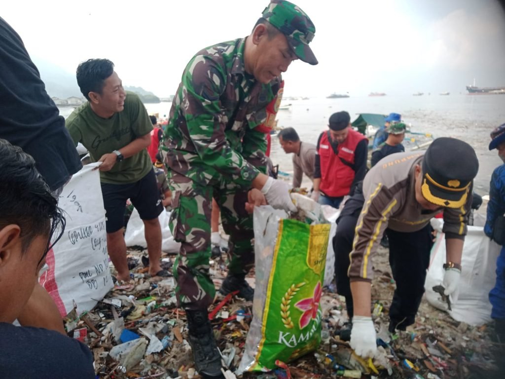 Babinsa Koramil 410-01/Panjang Giat Bersihkan Sampah